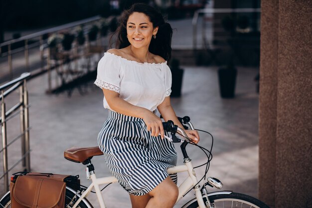 Mujer viajando en bicicleta en la ciudad