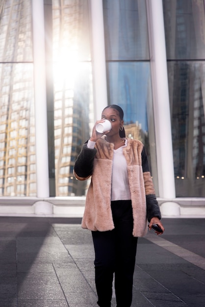 Mujer viajando por la ciudad con su café