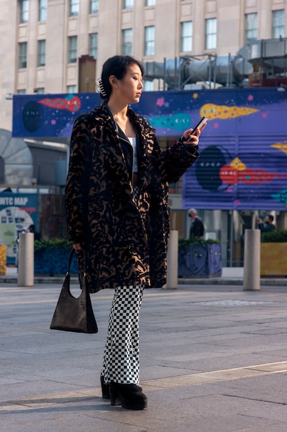 Mujer viajando por la ciudad