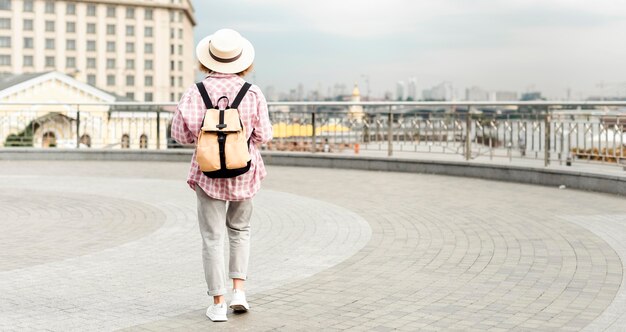 Mujer viajando con espacio de copia