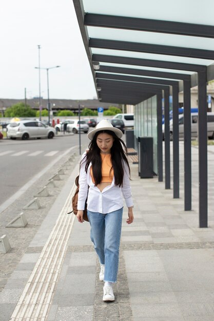 Mujer viajando en un lugar local.