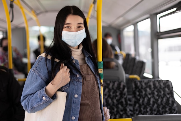 Mujer viajando con máscara de tiro medio