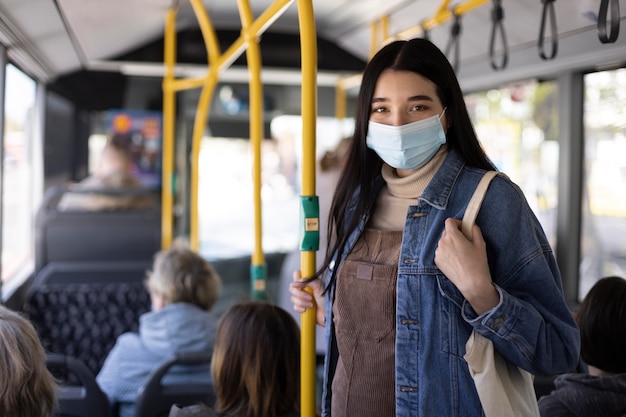 Mujer viajando con mascarilla