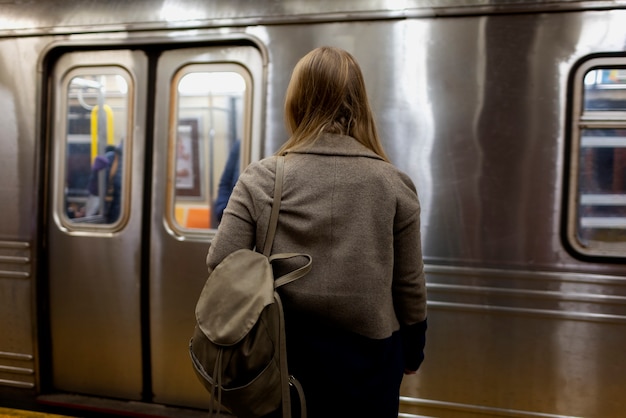 Mujer viajando en el metro de la ciudad
