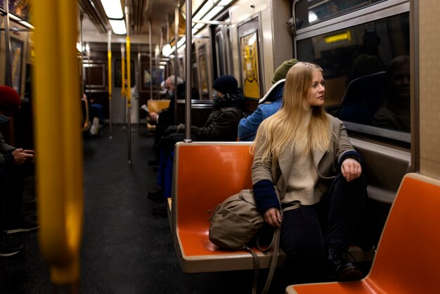 Mujer viajando en el metro de la ciudad