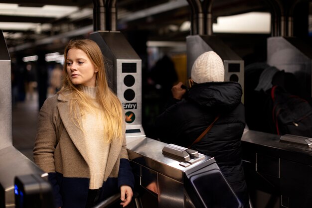 Mujer viajando en el metro de la ciudad