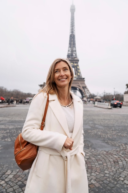 Foto gratuita mujer viajando en paris