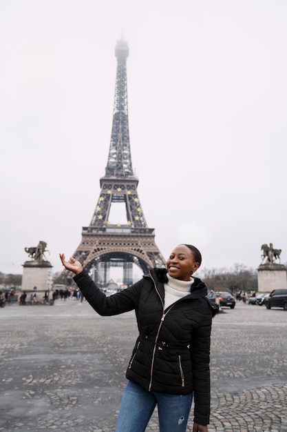 Mujer viajando en paris