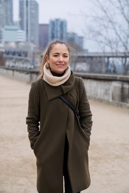 Mujer viajando en paris