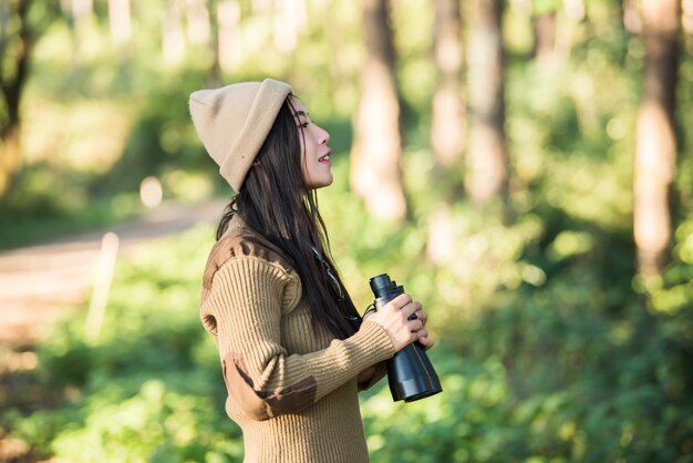 mujer viajando sola en el bosque