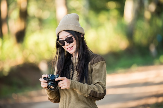 mujer viajando sola en el bosque