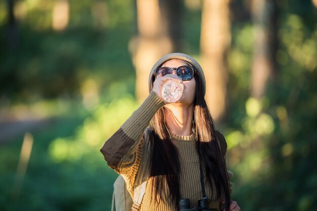 mujer viajando sola en el bosque