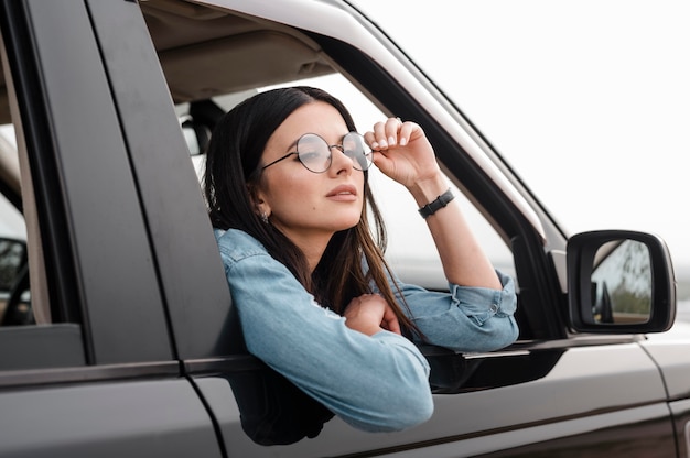 Mujer viajando sola en coche