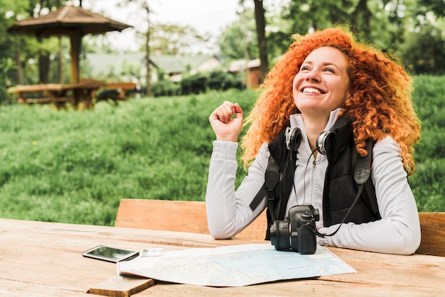 Foto gratuita mujer viajando sola por el mundo