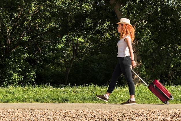 Mujer viajando sola por el mundo