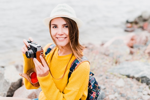 Foto gratuita mujer viajando sola tomando fotografías