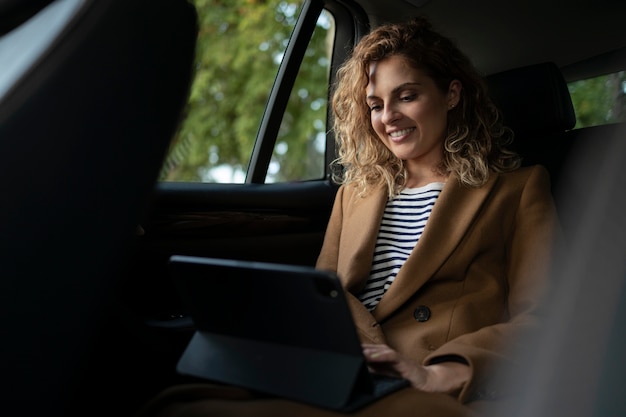 Foto gratuita mujer viajando con su coche