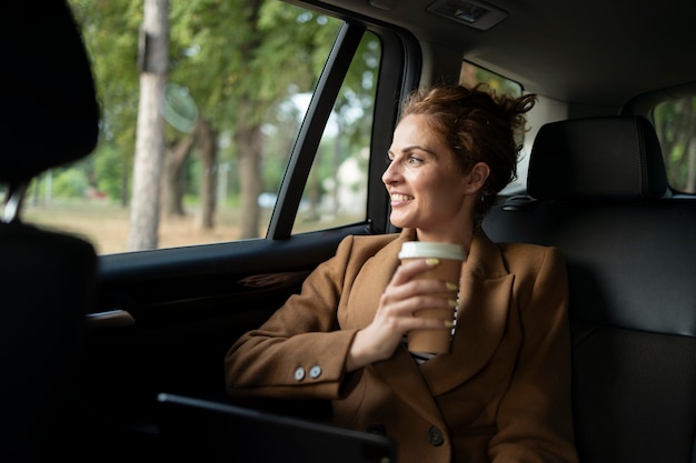 Mujer viajando con su coche