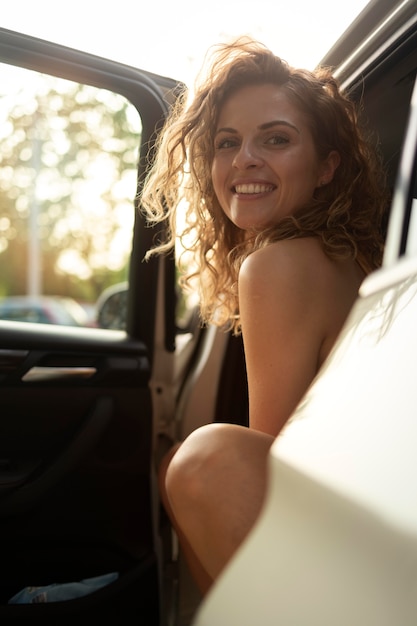 Foto gratuita mujer viajando con su coche
