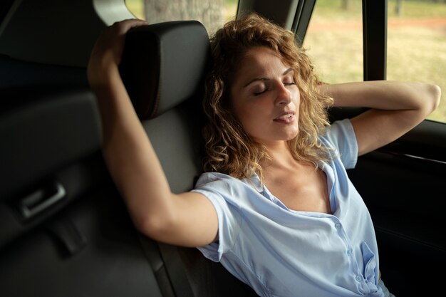 Mujer viajando con su coche