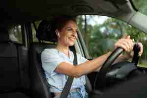 Foto gratuita mujer viajando con su coche