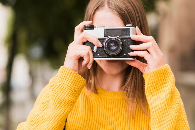 Foto gratuita mujer viajando tomando una foto