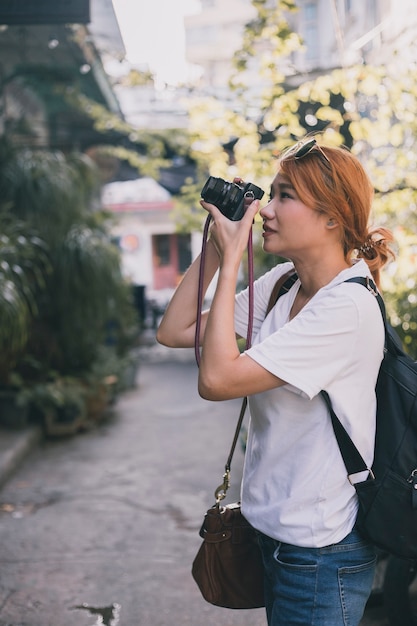 Mujer viajando y tomando fotos