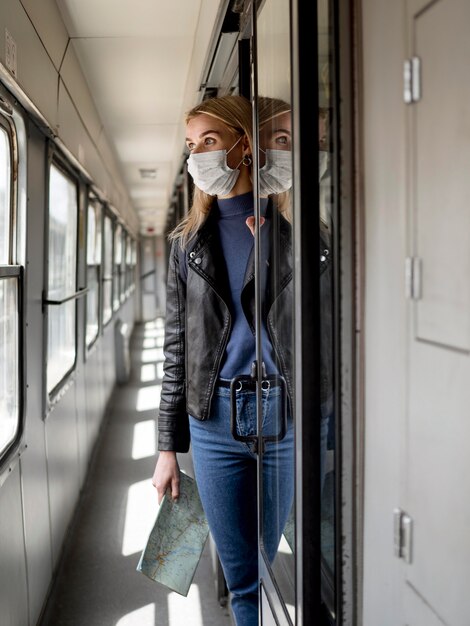 Mujer viajando con tren