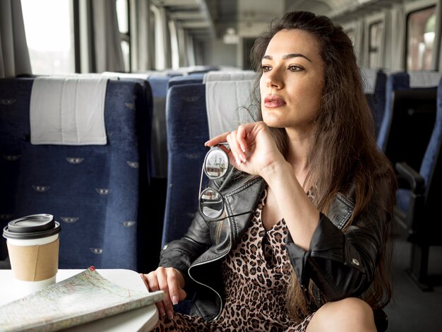 Mujer viajando con tren