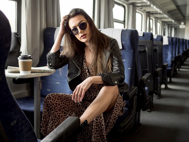 Mujer viajando con tren