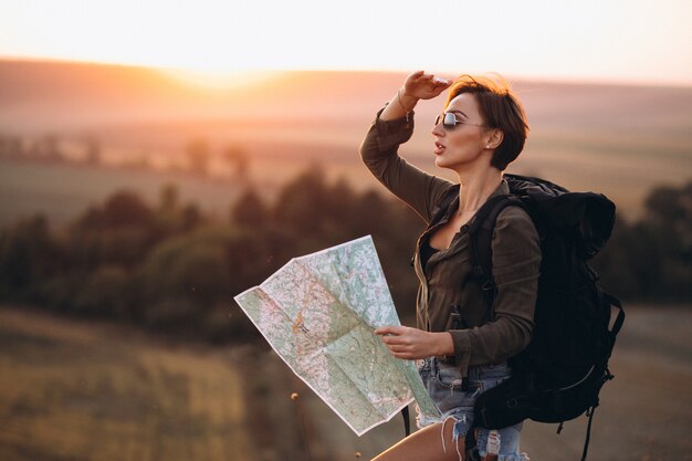 Mujer viajando y usando mapa