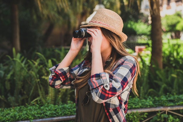 Mujer en viaje de aventuras