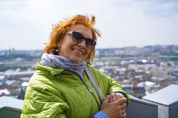 mujer de viaje, vista de Lviv desde la torre.