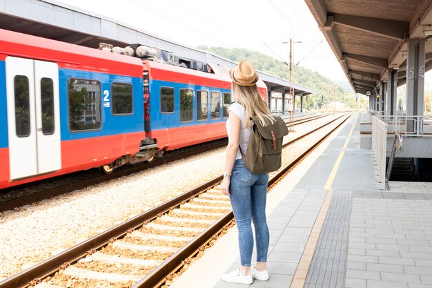 Mujer viajera en una estación de tren