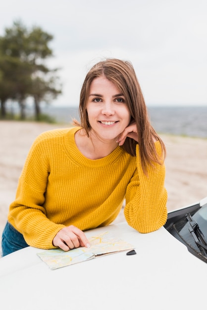 Foto gratuita mujer viajera frente a la cámara