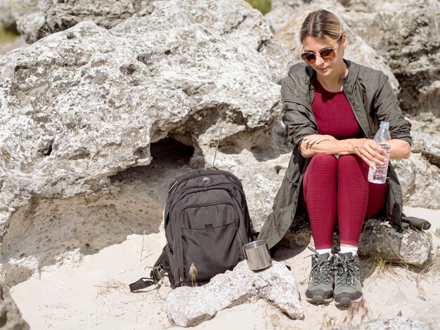 Mujer viajera hidratante con agua