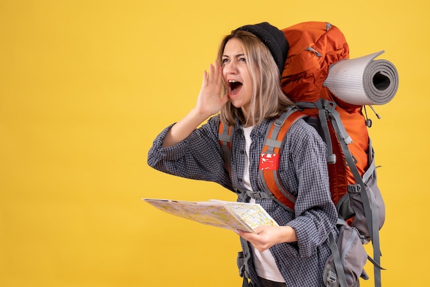 mujer viajera con mochila sosteniendo mapa gritando