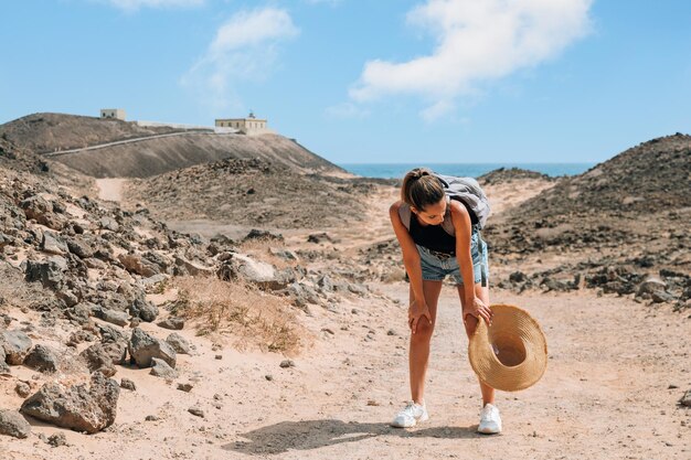 Mujer viajera tomando un descanso durante el trekking