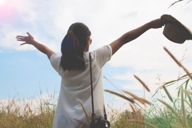 Mujer, viajero, cámara, tenencia, sombrero, respiración, campo, patio, bosque, wanderlust, viaje, concepto, espacio, texto, atmosperic ...