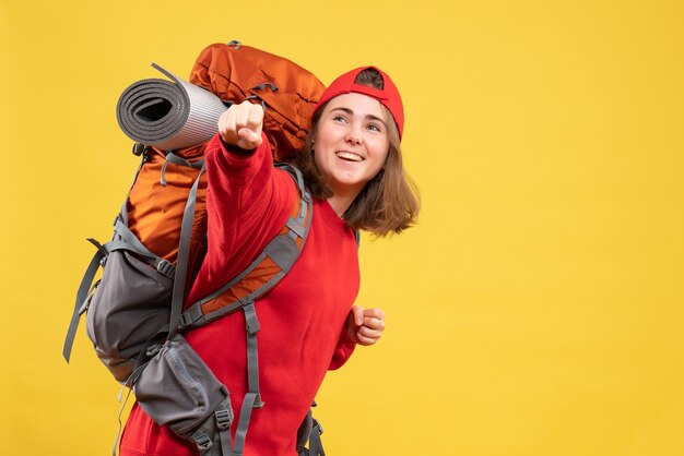 Foto gratuita mujer de viajero feliz vista frontal en mochila roja