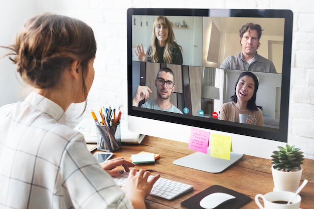 Foto gratuita mujer en una videoconferencia en su oficina en casa durante la pandemia de coronavirus