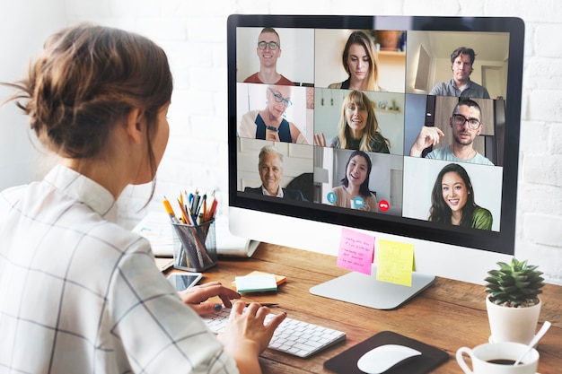 Foto gratuita mujer en una videoconferencia en su oficina en casa durante la pandemia de coronavirus