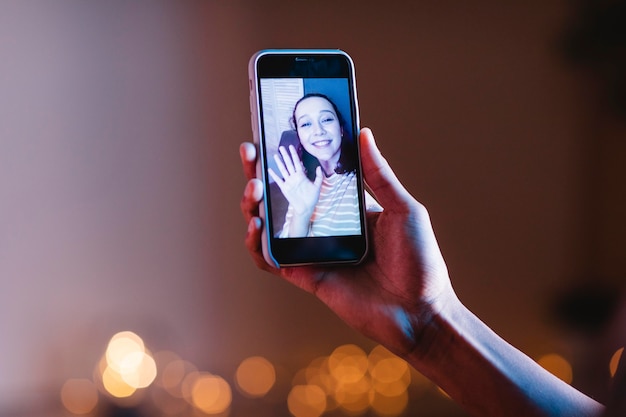 Mujer de videollamada de hombre con smartphone