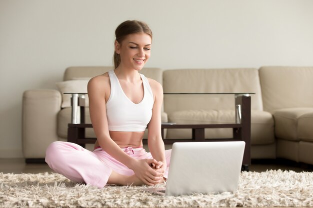 Mujer viendo fitness video tutorial en línea