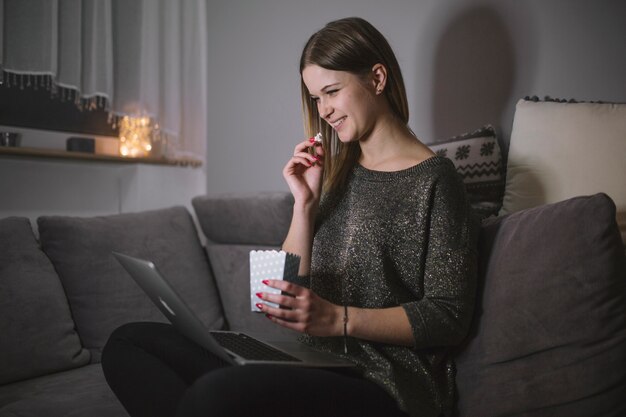 Mujer viendo la película en la computadora portátil