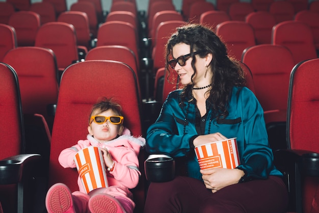 Mujer viendo la película con la hija