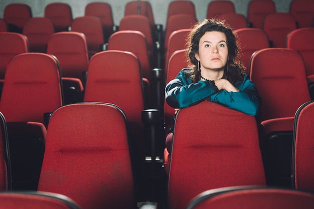 Mujer viendo una película interesante