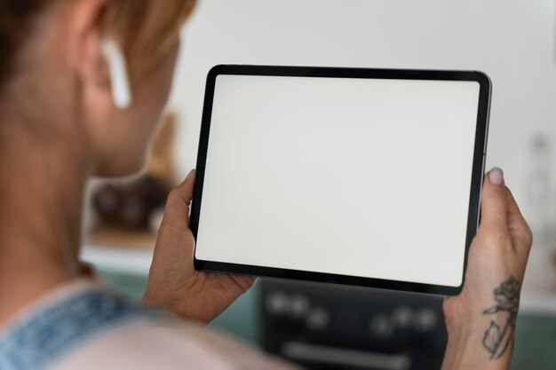 Mujer viendo una película en servicio de streaming