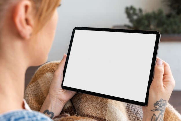 Mujer viendo una película en su tableta