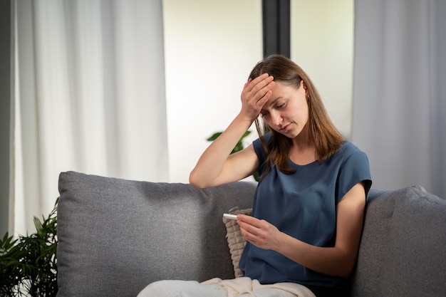 Mujer viendo el resultado de la prueba de covid